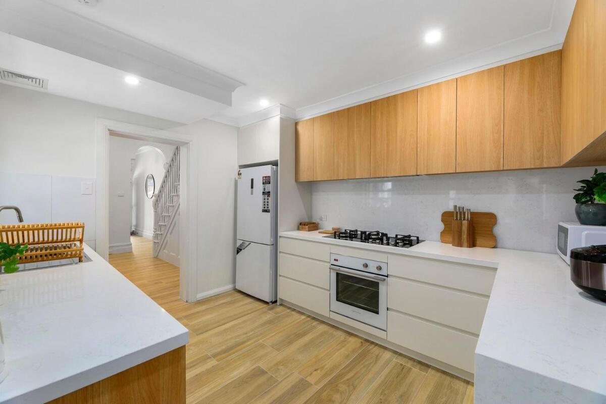 Oasis Double 6br5ba Icc By Palm&vine * Sydney